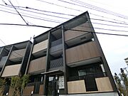 JR総持寺駅より徒歩10分 築7年5ヶ月 3階建の賃貸物件