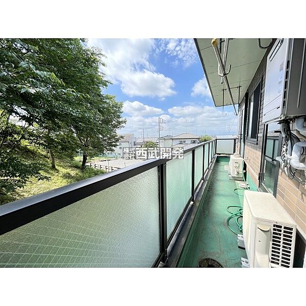 【バルコニー】二部屋続きのバルコニーは洗濯物のほかに布団も干せるうれしい広さがあります。