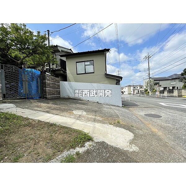 【駐車場】前面は12m幅の道路に面しております。車の出し入れがしやすそうです。
