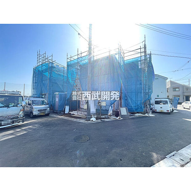 【現地全景】基礎がおわり、建物の骨組みとなる柱や梁ができて行きます。その後はいよいよ内装工事です！