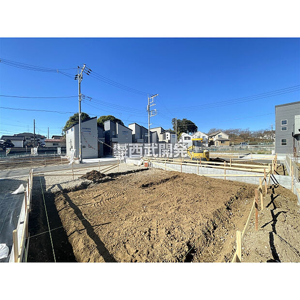 【現地全景】これから本格的に家を建て始めます!基礎をつくり、上棟、内装工事などの工程を経て家が建ちます。