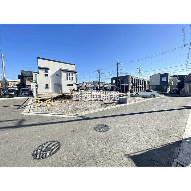 【現地全景】更地の状況でも現地を見ることで分かる事が沢山あります。隣地との境界や陽当りはもちろん、建物の位置が決まっていれば駐車場の広さやお庭の広さも実感して頂けます。