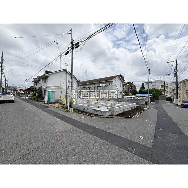 【現地全景】家の土台となる基礎を作っております。建物が完成後も基礎全体を検査できる造りです。