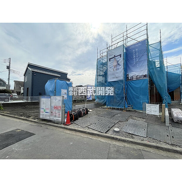 【現地全景】基礎がおわり、建物の骨組みとなる柱や梁ができて行きます。その後はいよいよ内装工事です!