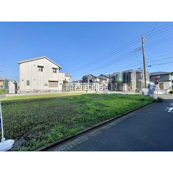 【現地全景】更地の状況でも現地を見ることで分かる事が沢山あります。隣地との境界や陽当りはもちろん、建物の位置が決まっていれば駐車場の広さやお庭の広さも実感して頂けます。