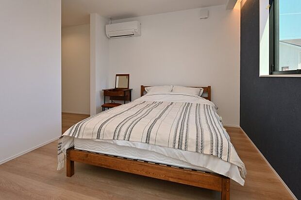 6.35畳の寝室。WICもあり充実している収納力。壁面には、デニム生地の端材で出来た左官材を使用し寝室のアクセントに。