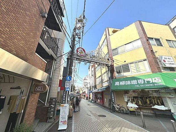 富士見銀座商店街 長い歴史のある昭和の香りが残る地域密着の商店街。和菓子屋や豆腐店、焼き鳥や製麺所が軒を連ねます。（1190m）
