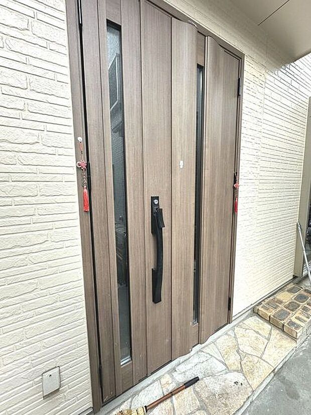玄関は家の顔です。デザイン性のみならず防犯性にも優れた玄関ドアを採用しています。 