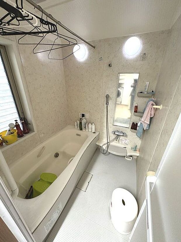一日の疲れを癒す1坪タイプの浴室。足を伸ばしてゆったりと入れる浴槽。床、カウンター、排水溝などお掃除が大変な場所は、汚れがつきにくく、お手入れしやすい設計。 