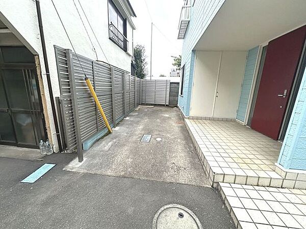 カースペースあり、前面道路の関係で現況は軽自動車が駐車可能。お子様とのお出かけや大きなお買い物時でも駐車場まで歩く必要がなく、大変便利です。