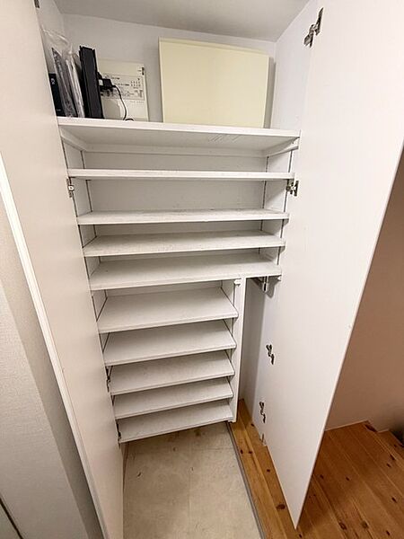 収納力の高いシューズボックス。いつでもおもてなしに相応しい片付いた玄関をキープできます。