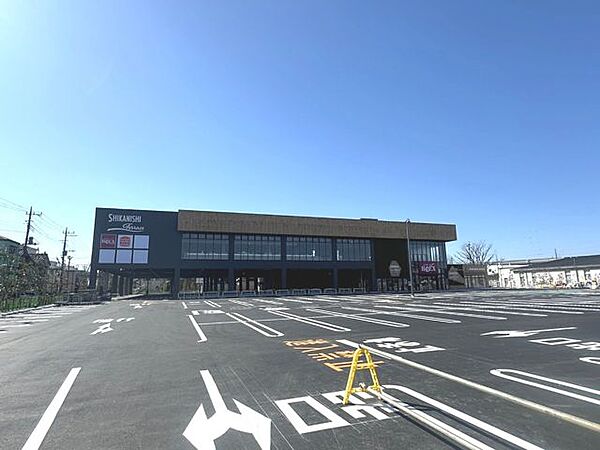 ベルクス足立鹿浜店 【営業時間 9:00～21:00】地域密着型の専門性追求型スーパーマーケット。毎日繰り返し、ご利用して頂けるよう、【鮮度】【安さ】を日々追求しております。（920m）