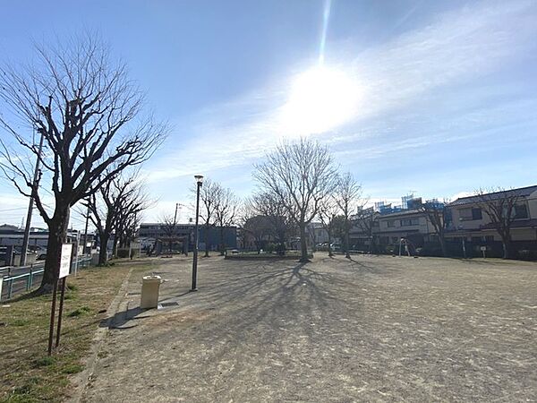 鹿浜東公園 広々した公園ですべり台をはじめ、はしご、雲梯、見晴らし台、カーブのついた橋、そして、ロープで登るアスレチック風の器具まで多くの遊具が充実しているのが魅力。