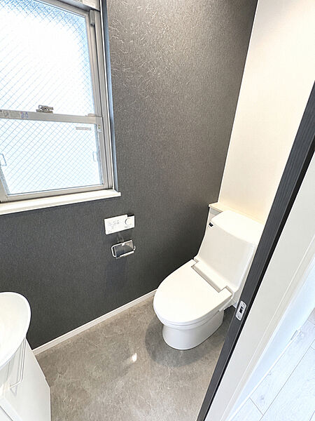 節水はもちろんお手入れのしやすさが特徴の温水シャワー機能付きトイレが2ヶ所。いつでも清潔なトイレを保てます。