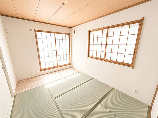 2面採光の明るい室内。光を採り込むために計算された設計となっています。陽当りの良さを是非現地でご体感ください！