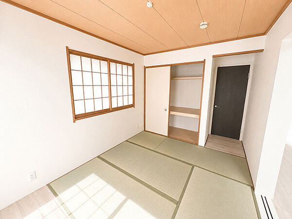 しっかりと落ち着いた雰囲気の和室。畳の香りも心地よく、冬には炬燵を置いて家族団らんの場や来客時のゲストルームとしてもお使いいただけます。