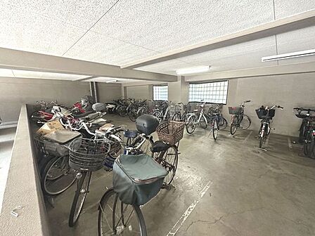 敷地内に駐輪場・バイク置場あります。(空・料金要確認)