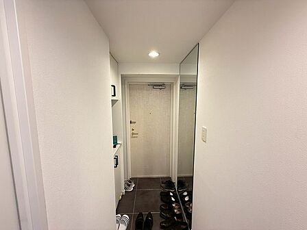 御家族皆様の「いってきます」「ただいま」の声がこだまする、清潔感溢れる玄関スペースです。大容量シューズボックスがありますのでいつ来客が来てもスッキリとした空間に。
