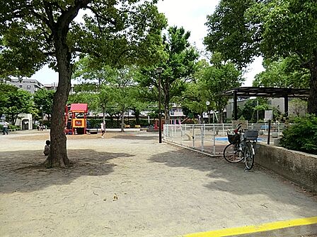 下の公園 公すべり台やブランコ、スプリング遊具など、幅広い年代の子どもたちが遊べる遊具が揃う公園です。夏にはじゃぶじゃぶ池もオープンし、お子様のプールデビューや水遊びデビューにおすすめです。