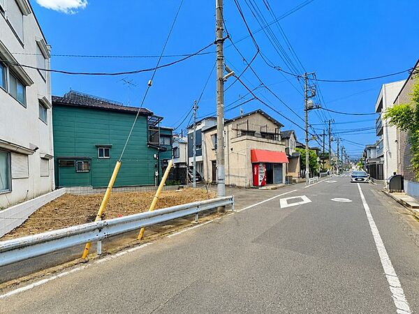 前面道路も広々。車庫入れの苦手な方でもラクラク駐車が可能です。