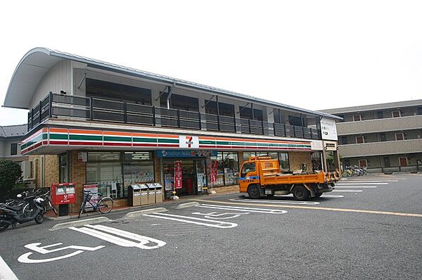 セブンイレブン 足立舎人2丁目店 「近くて便利」というキャッチフレーズでおなじみ、セブンプレミアムをはじめとするオリジナル商品も豊富な業界最大手のコンビニエンスストア（300m）