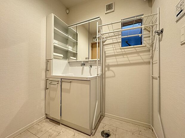 収納豊富な独立洗面台は快適に身支度を行えます。小窓も付いているので換気も行えますね。