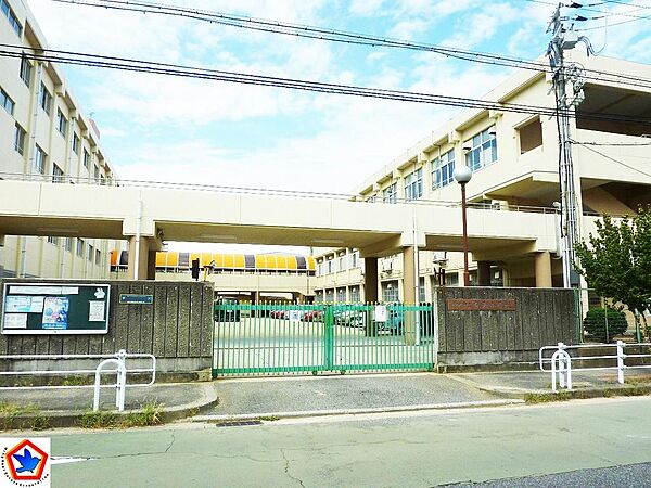 市立有瀬小学校　約1320ｍ