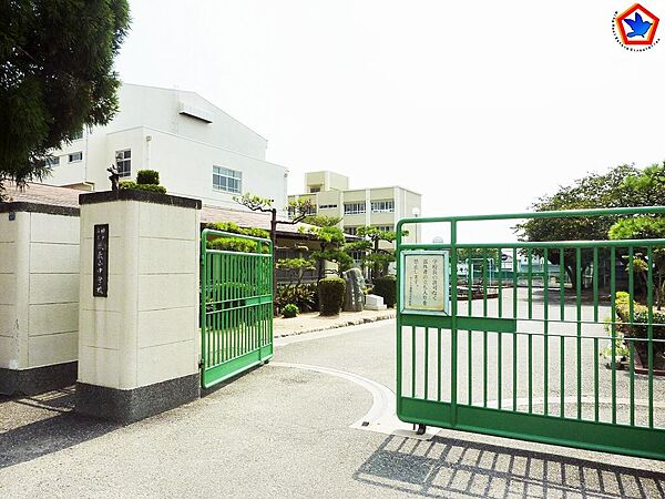 歌敷山中学校　約1480ｍ