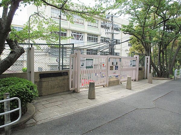 神戸市立舞子中学校 約670ｍ