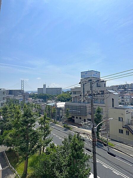 お部屋は3階フロアの南西向き・日当たり・通風良好な3LDKです！トランクルーム付です♪室内リフォーム歴がございます！
