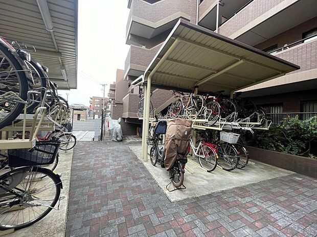 整理された駐輪場で自転車の出し入れもらくらく！