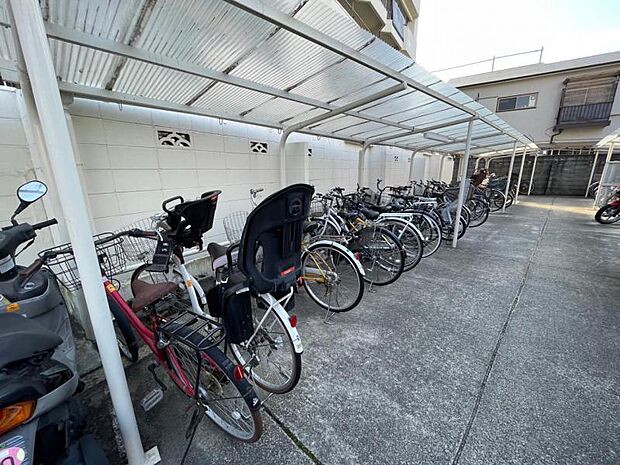 屋根付きの駐輪場で自転車が雨に濡れず安心！