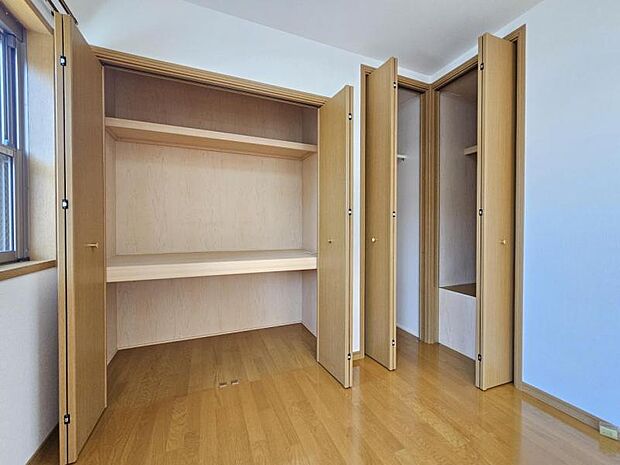洋室：収納充実ですっきりと整頓されたお部屋作りが可能です！
