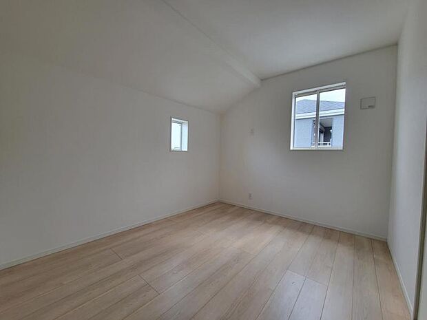 洋室5．2帖：シンプルなお部屋は自由度が高いので家具やレイアウトでお好みの空間をつくってください♪ 