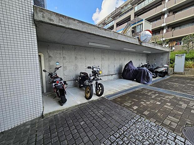 バイク置場があるので大切なバイクをゆったりと置くことができますね！