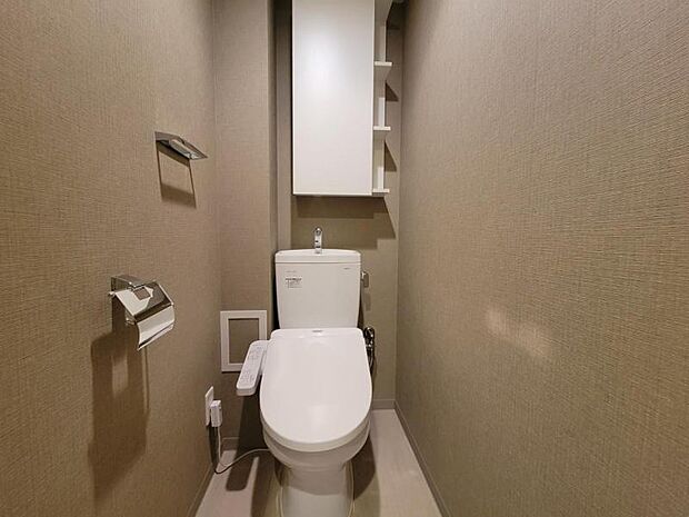 トイレにも収納スペースがあります
