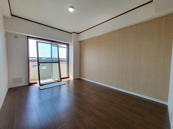 洋室6帖：バルコニーに面したお部屋は日当たり、通風良好です！