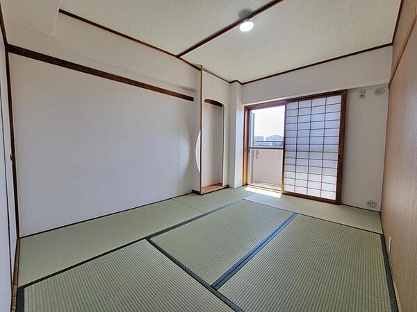 和室6帖：突然の来客にもサッとお布団を敷ける和室でしょう！