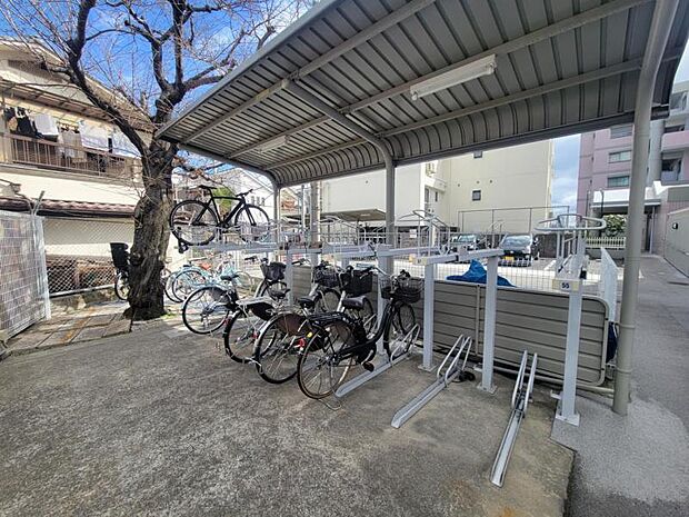 自転車ラックがある駐輪場なので、出し入れしやすくきれいに整理されています。