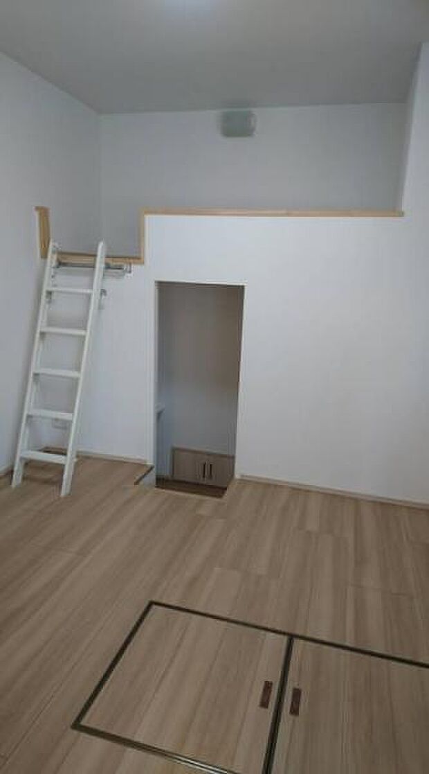 洋室5．3帖：収納充実ですっきりと整頓されたお部屋作りが可能です！