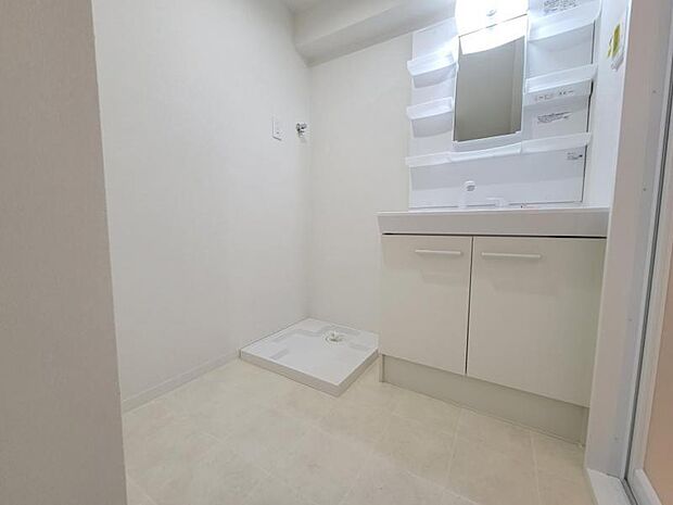 ホワイトカラーでコーディネートした洗面室は明るく清潔感のある空間ですよ！