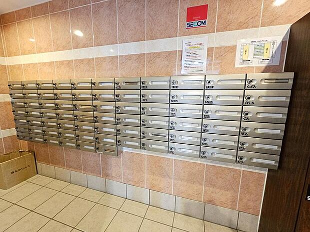 集合ポストで郵便物の出し入れも楽です。鍵付きで安心ですね！