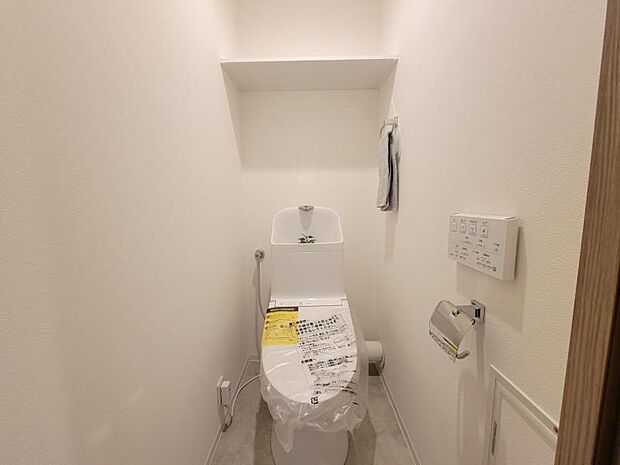 ホワイトのトイレは清潔感があって気持ちいいですね♪