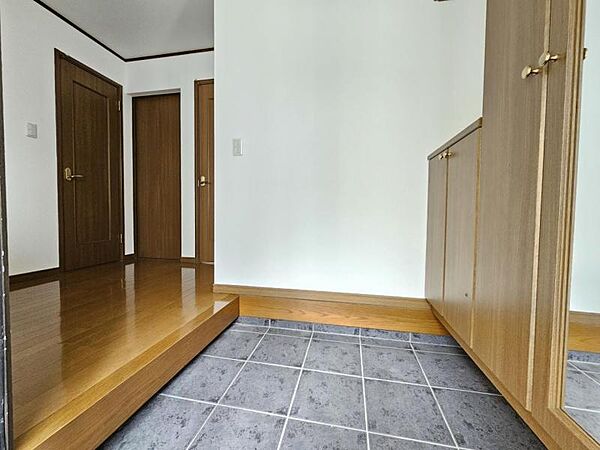 お出掛けチェックもできる姿見ミラーを備えた大容量のたっぷり収納です！！