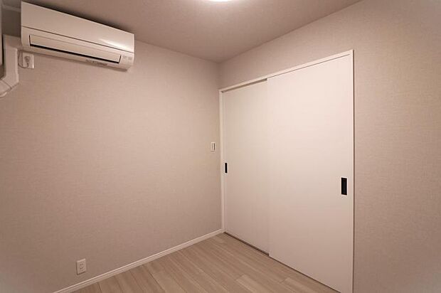 洋室4帖：収納スペースが豊富に設けられており、住空間をすっきりとご利用頂けますよ！