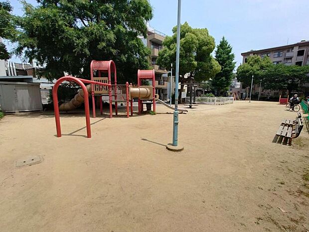 敷地内の公園で小さなお子様も安心して遊べます。