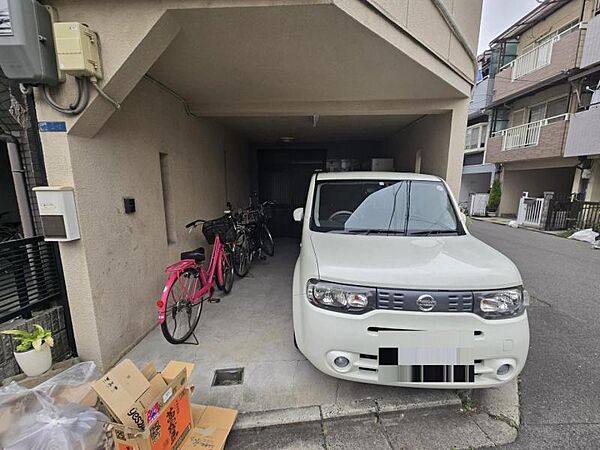玄関前のスペースは広めでバイクや自転車置き場としても重宝しそうです。