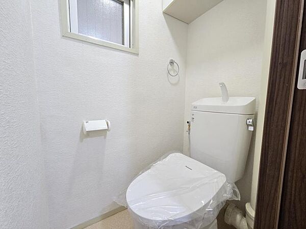 ホワイトのトイレは清潔感があって気持ちいいですね
