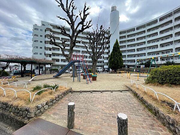 公園で小さなお子様とたっぷりと遊んであげられます！
