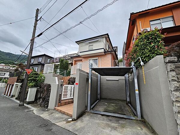 周辺はのどかな住宅街です。